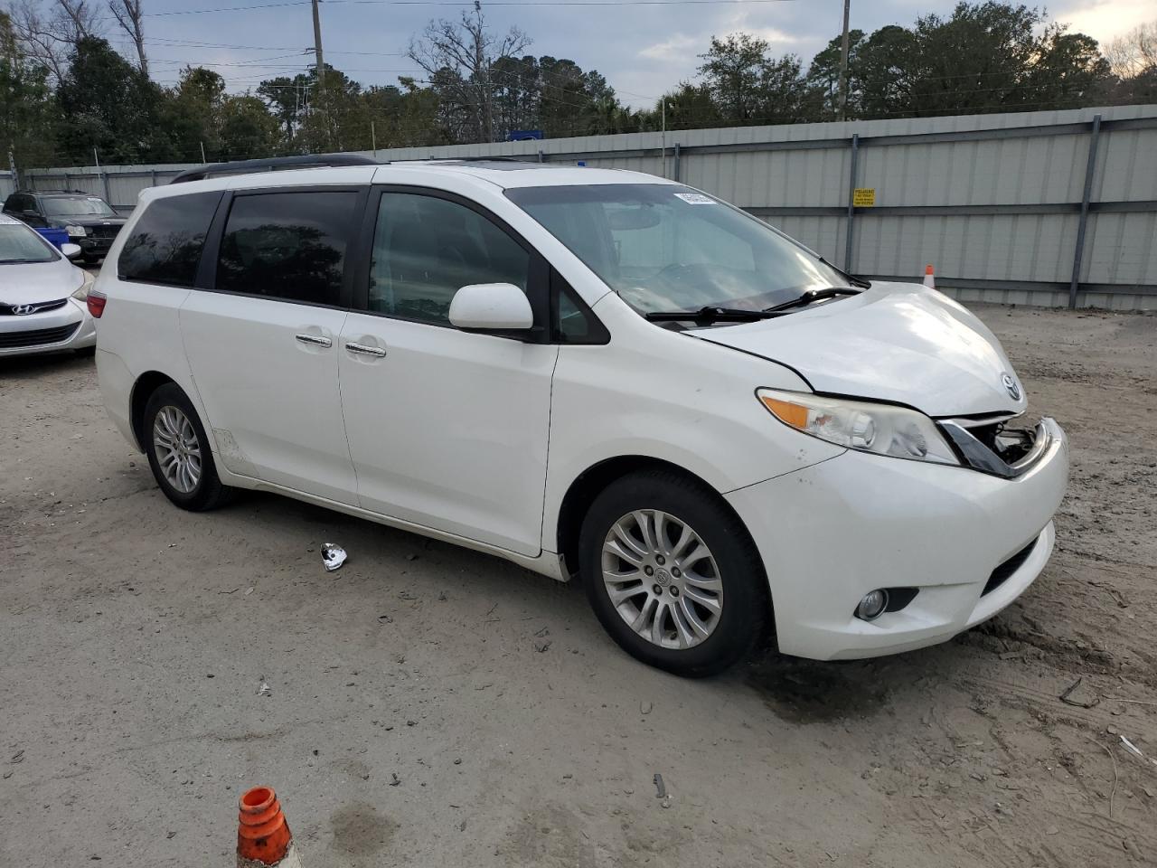 2015 TOYOTA SIENNA XLE - Фото 4