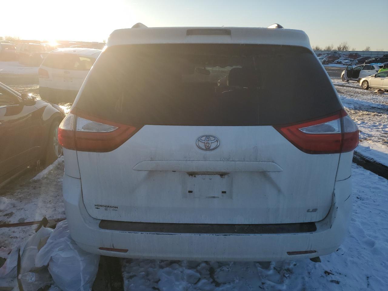 2015 TOYOTA SIENNA LE - Фото 6