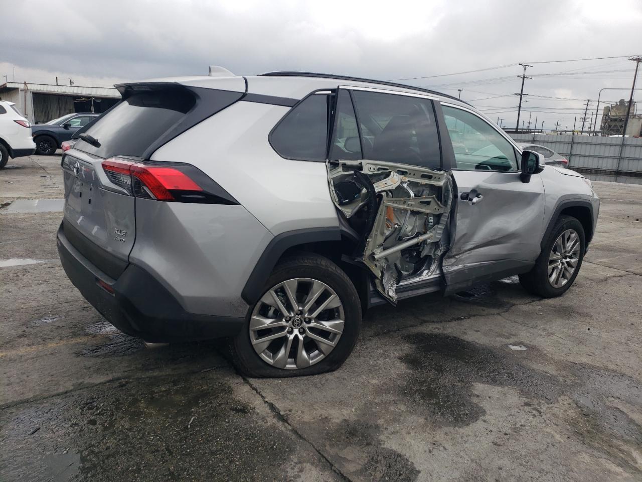 2024 TOYOTA RAV4 XLE P - Фото 3