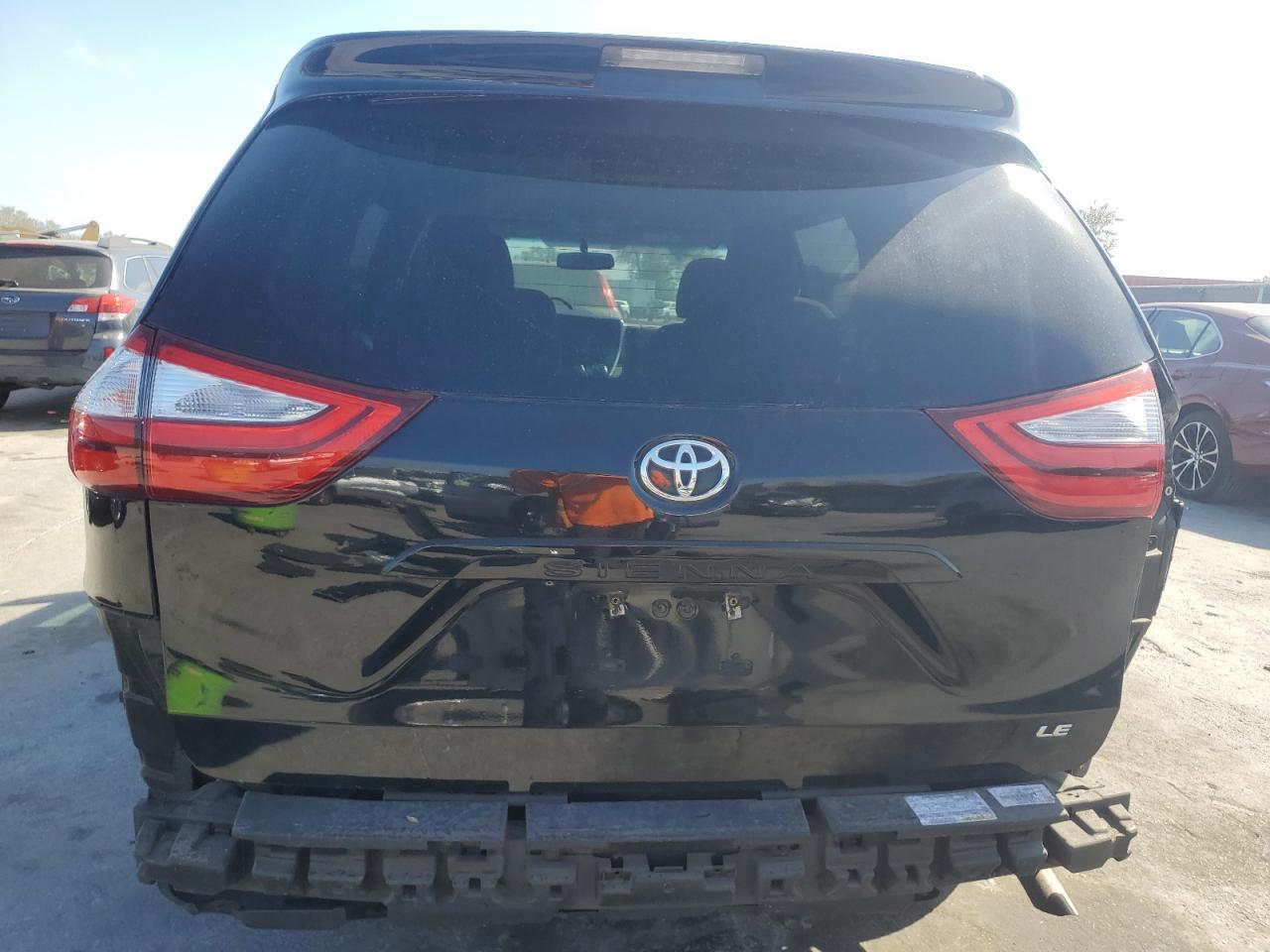 2015 TOYOTA SIENNA LE - Image 6