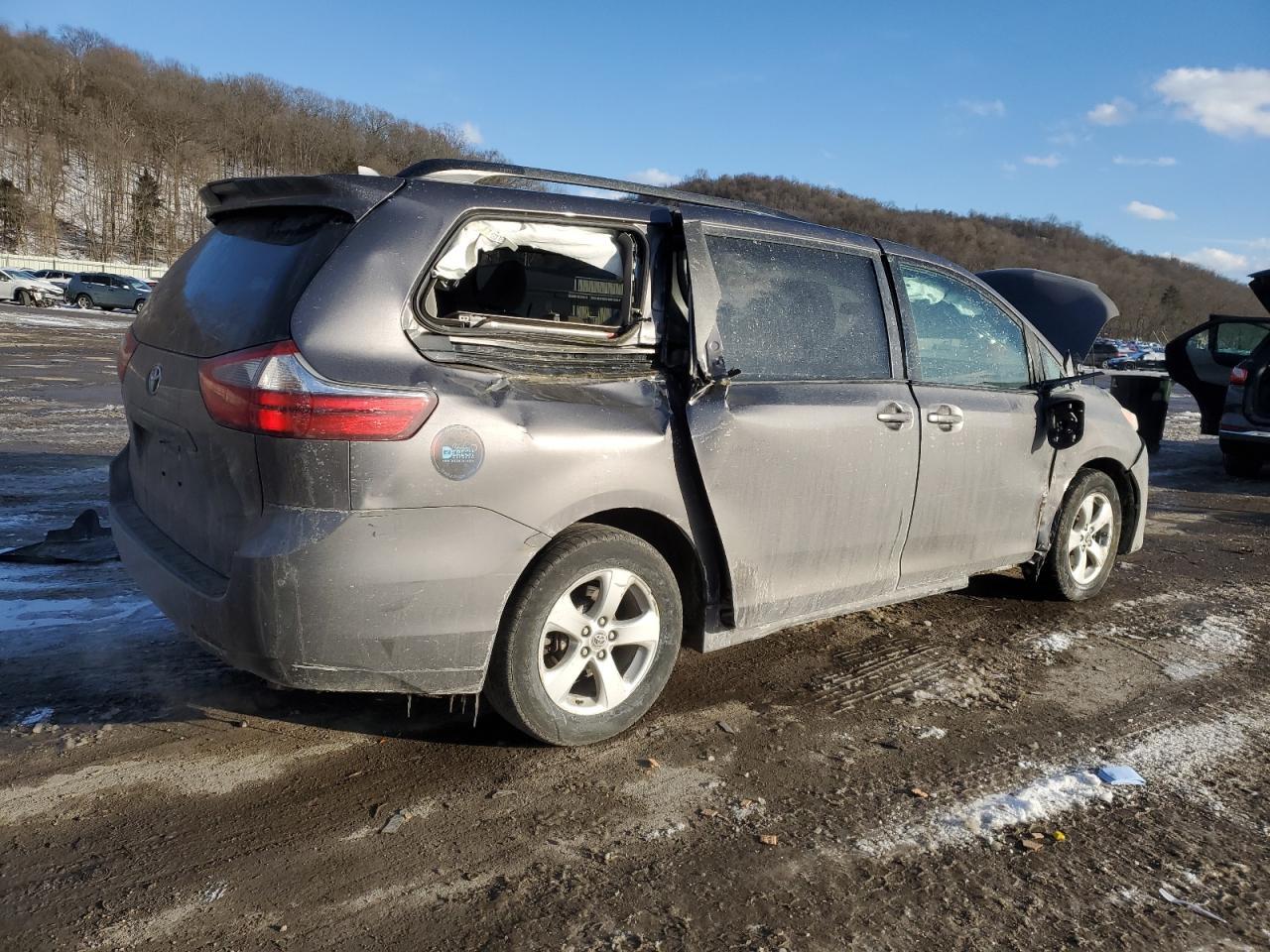 2020 TOYOTA SIENNA LE - Image 3
