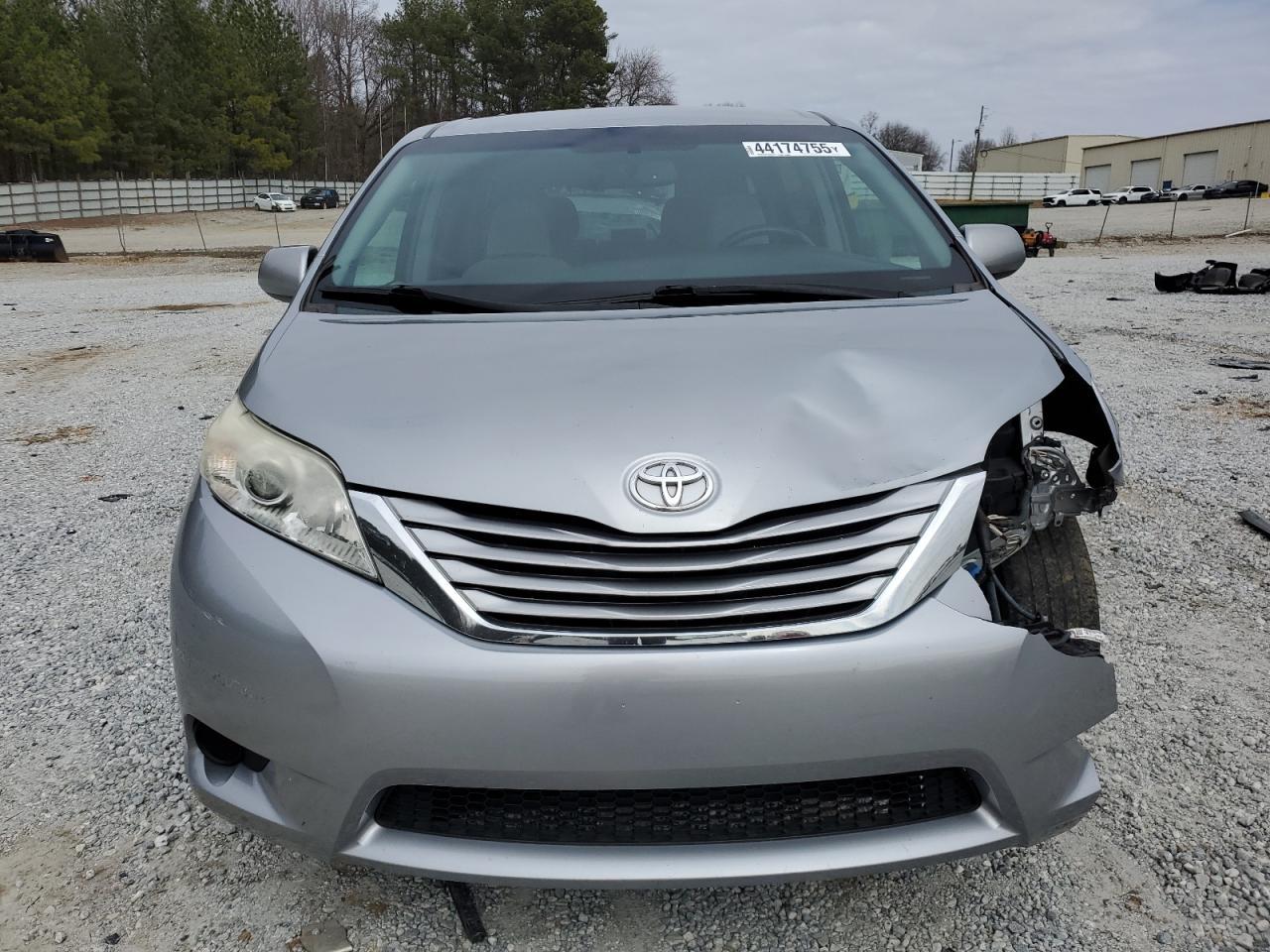 2015 TOYOTA SIENNA LE - Фото 5