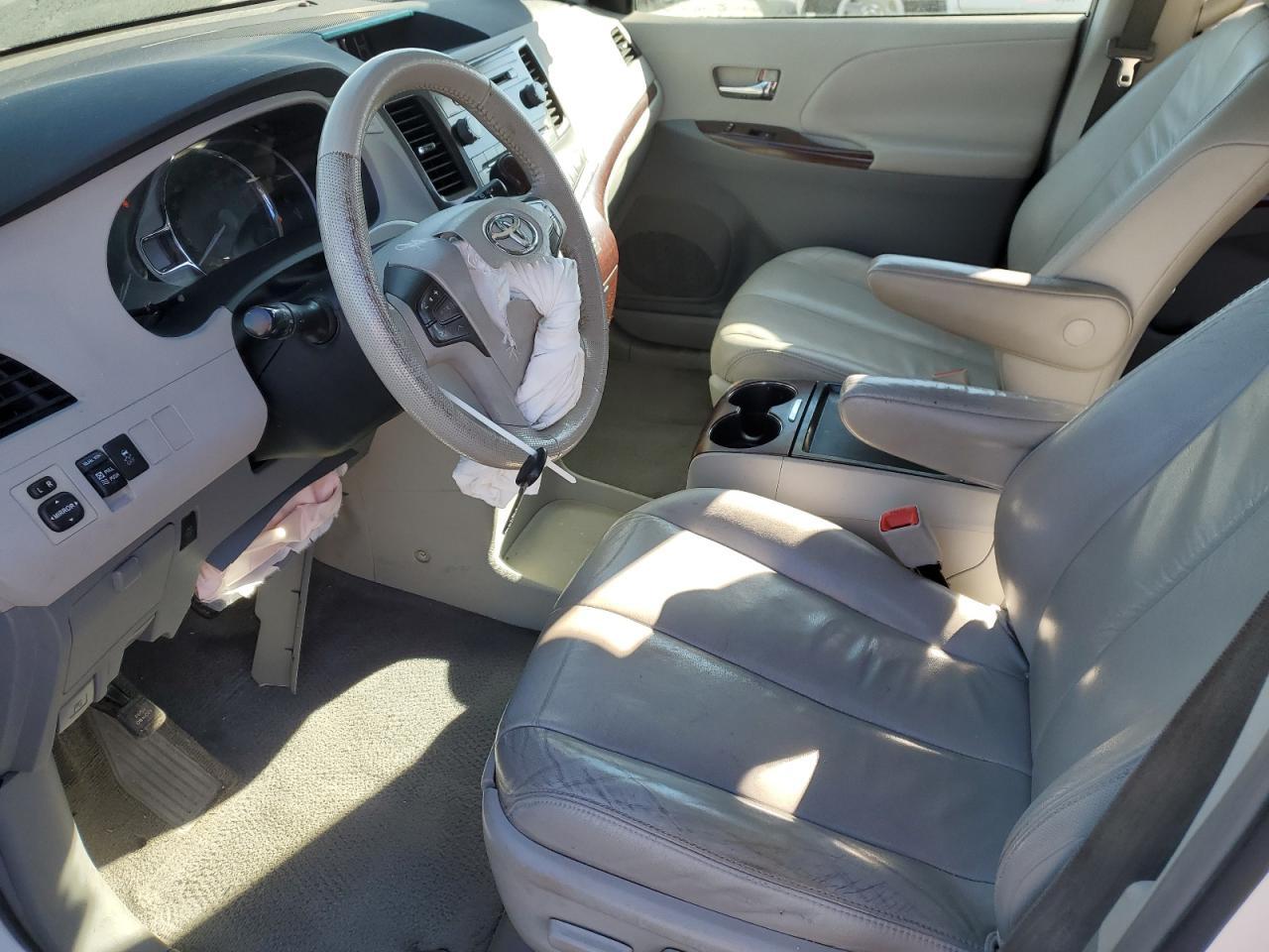2011 TOYOTA SIENNA XLE - Фото 7
