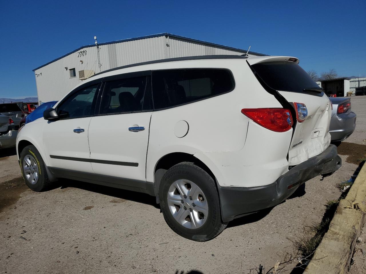 2011 CHEVROLET TRAVERSE L - Image 2