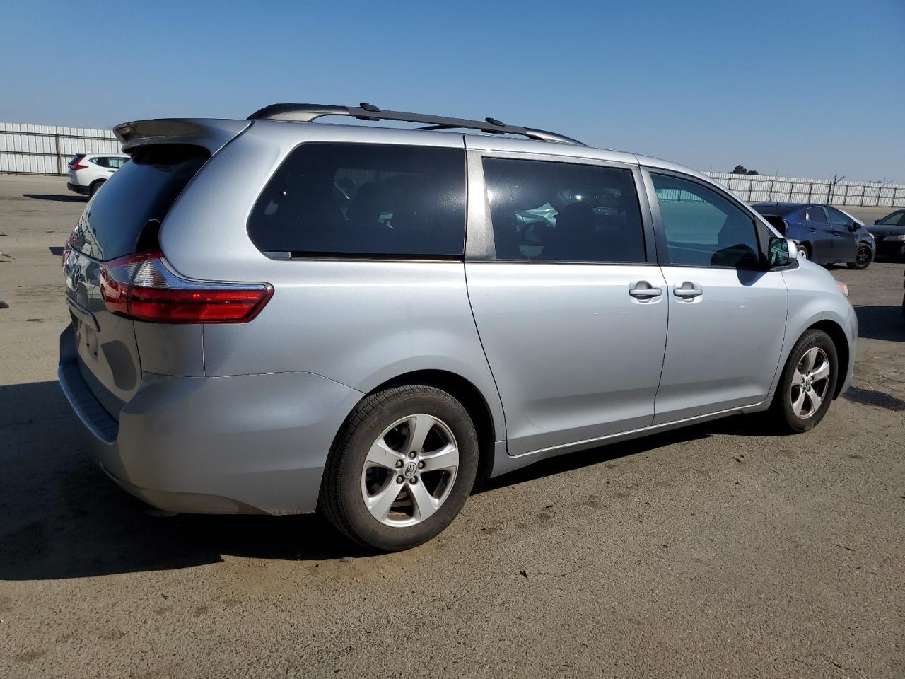 2015 TOYOTA SIENNA LE - Image 3