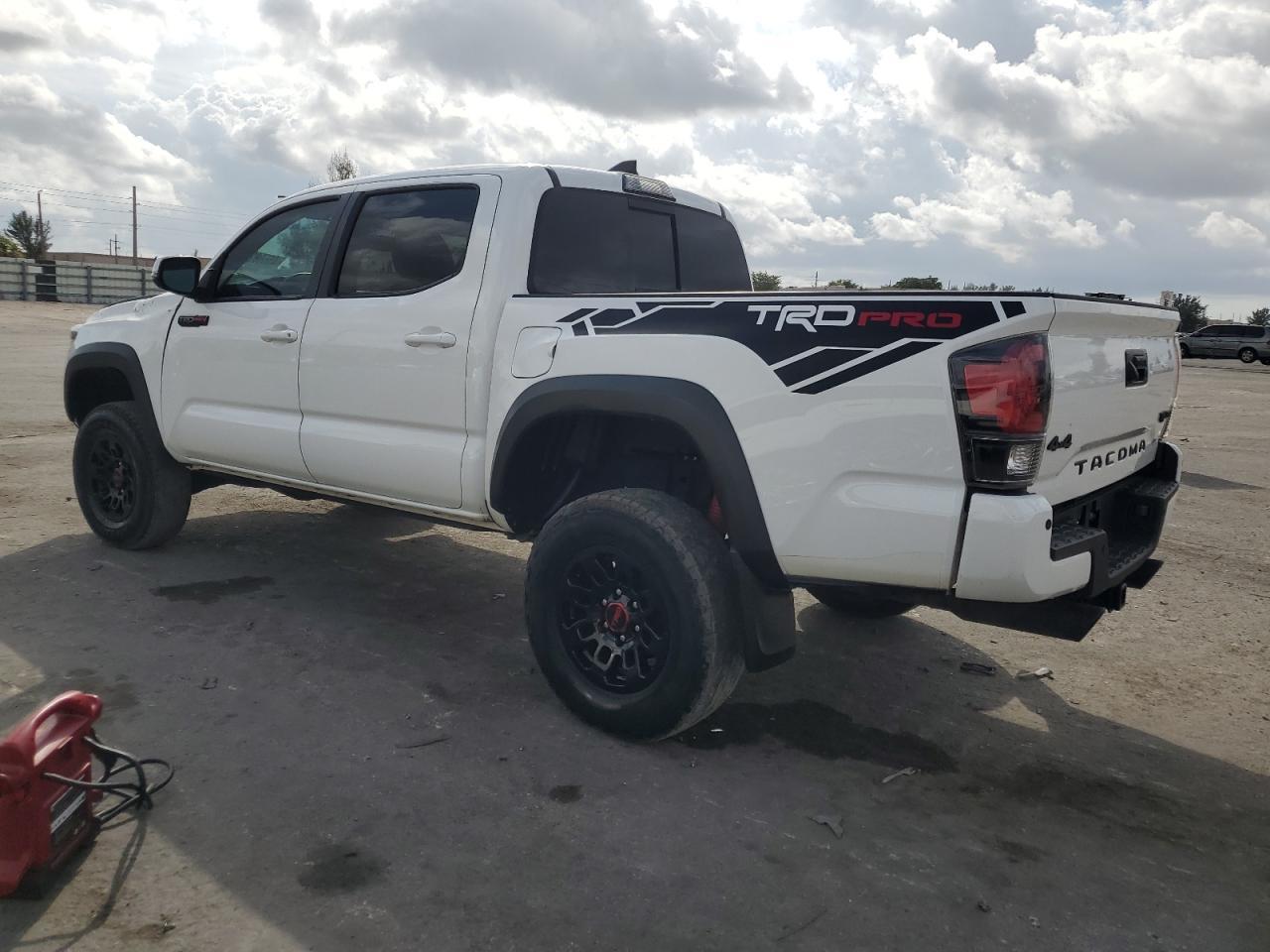 2019 TOYOTA TACOMA DOU - Фото 2