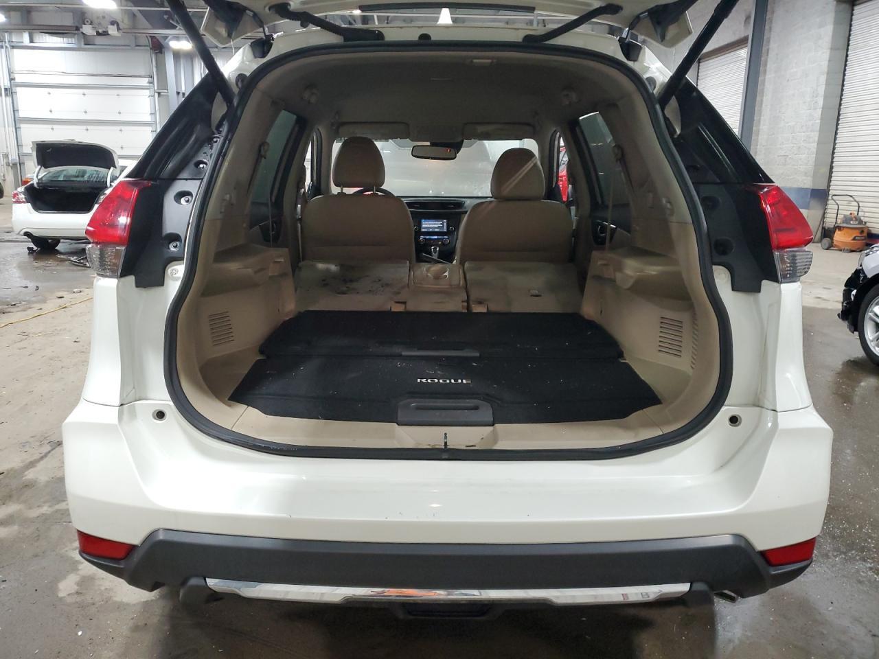 2017 NISSAN ROGUE SV - Фото 6