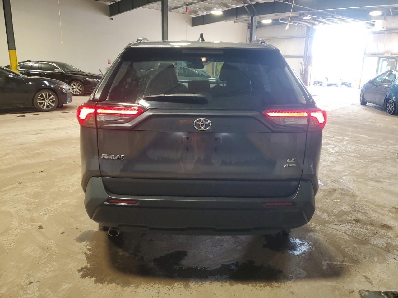 2021 TOYOTA RAV4 LE - Фото 6
