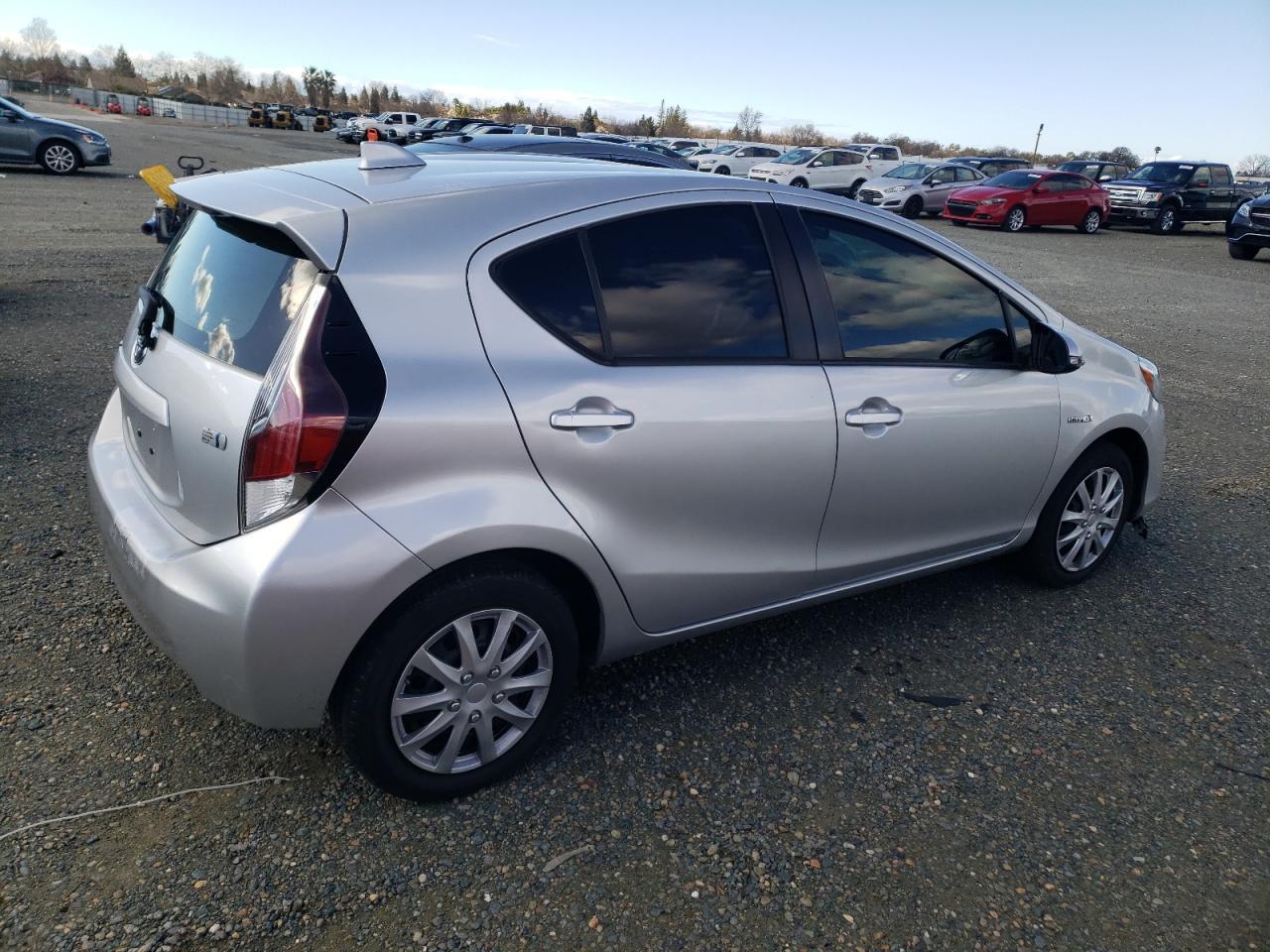2015 TOYOTA PRIUS C - Фото 3