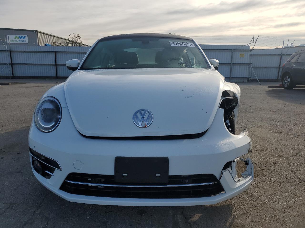2019 VOLKSWAGEN BEETLE SE - Image 5