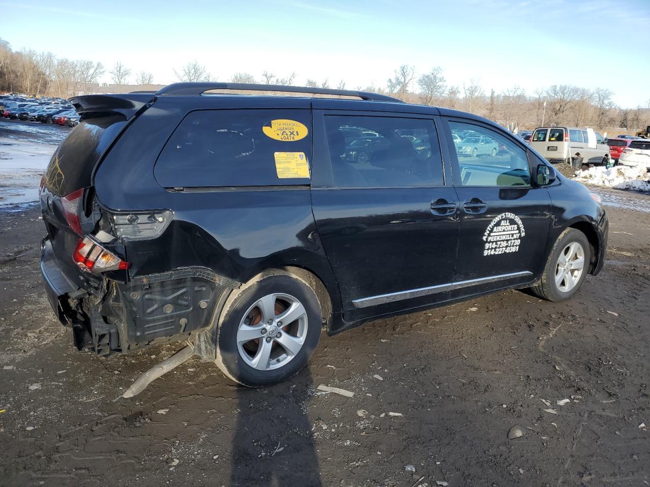 2015 TOYOTA SIENNA LE - Image 3