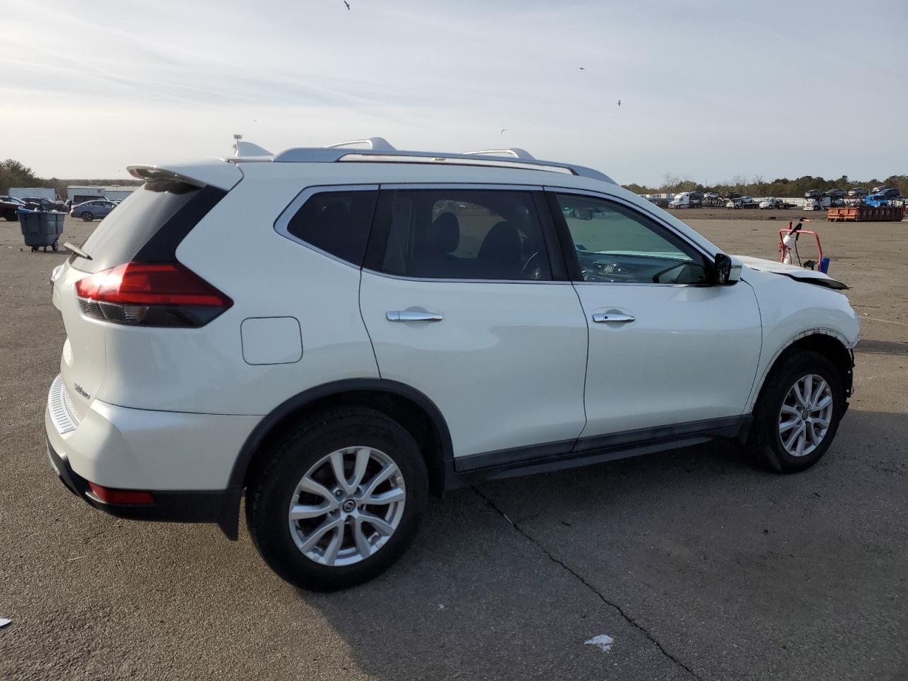 2017 NISSAN ROGUE SV - Фото 3