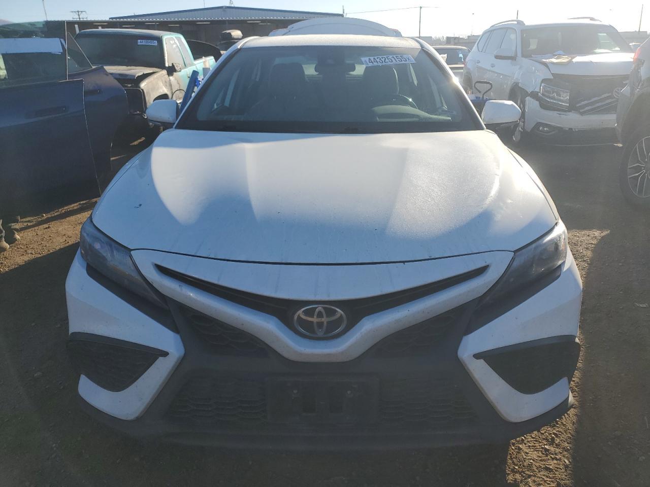 2021 TOYOTA CAMRY SE - Фото 5