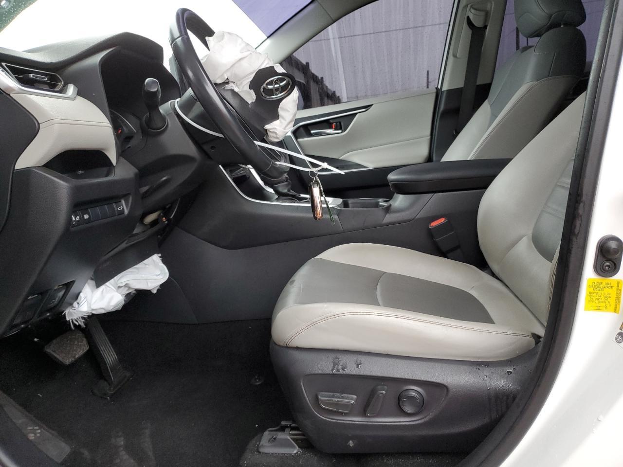 2019 TOYOTA RAV4 XLE P - Фото 7