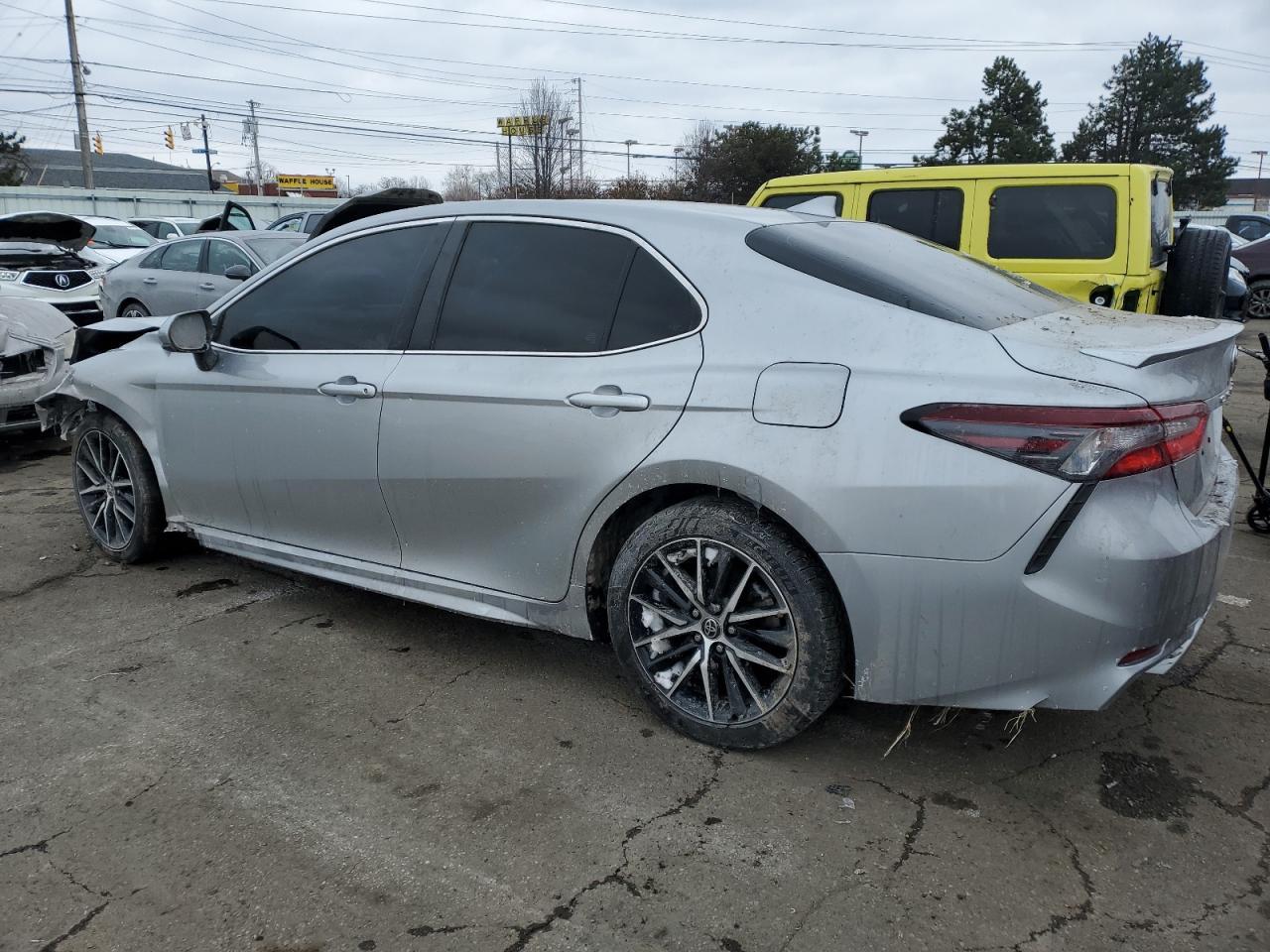2021 TOYOTA CAMRY SE - Фото 2