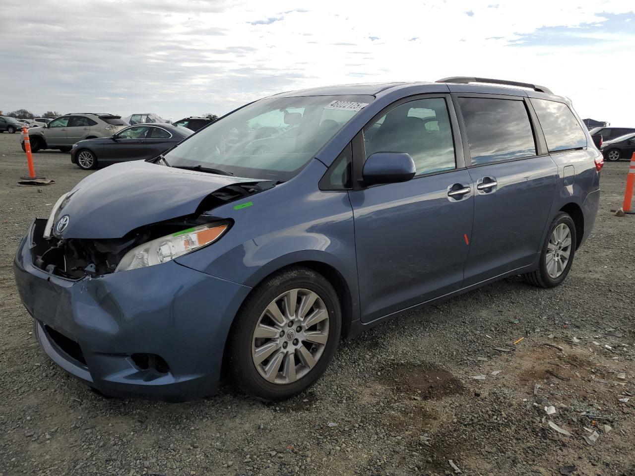 2015 TOYOTA SIENNA XLE