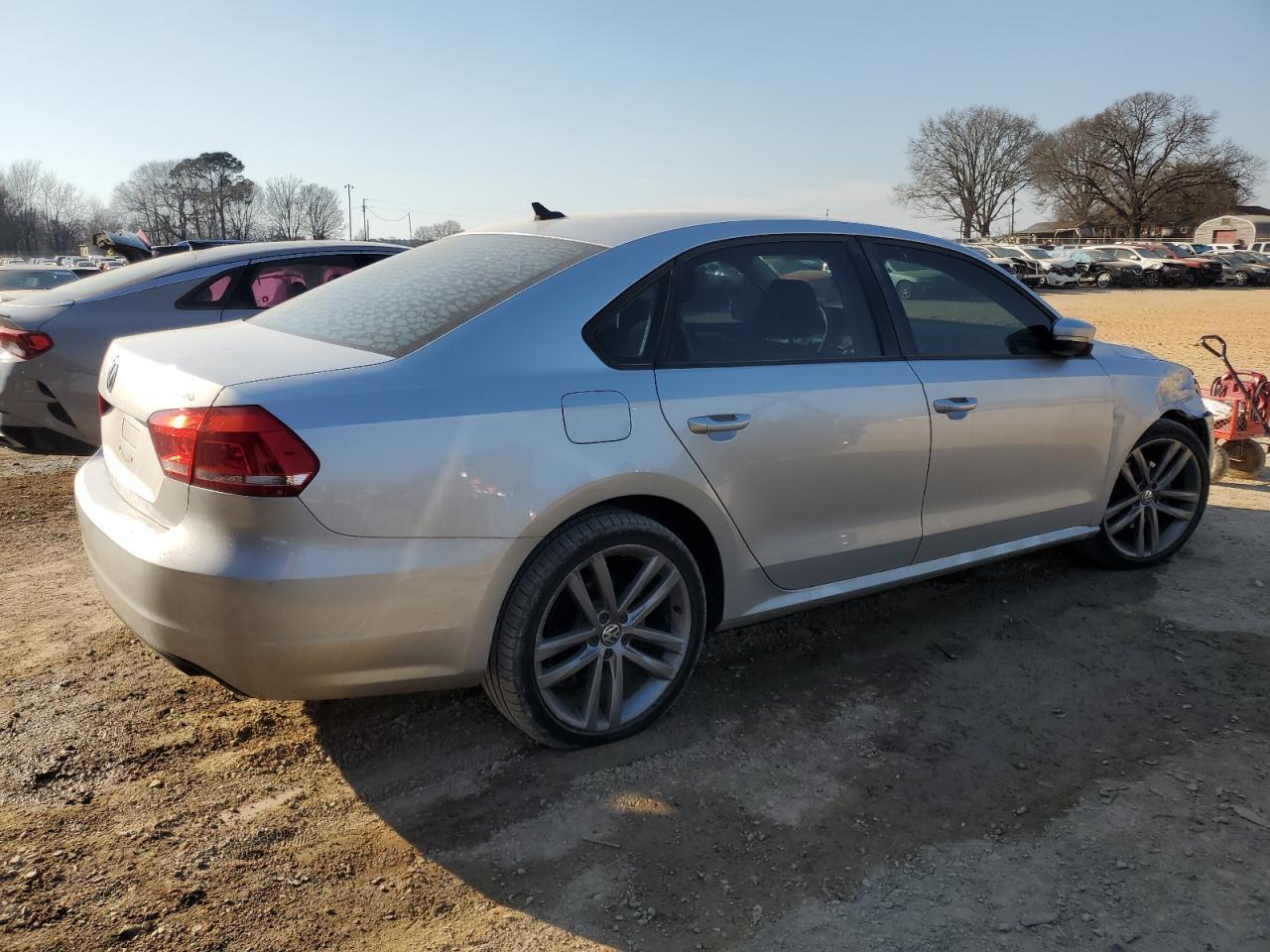 2014 VOLKSWAGEN PASSAT S - Image 3