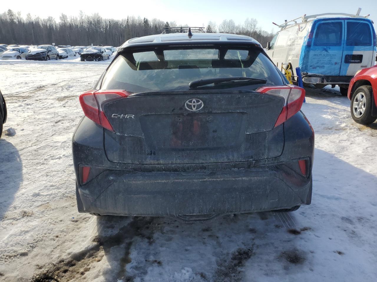 2022 TOYOTA C-HR XLE - Image 6