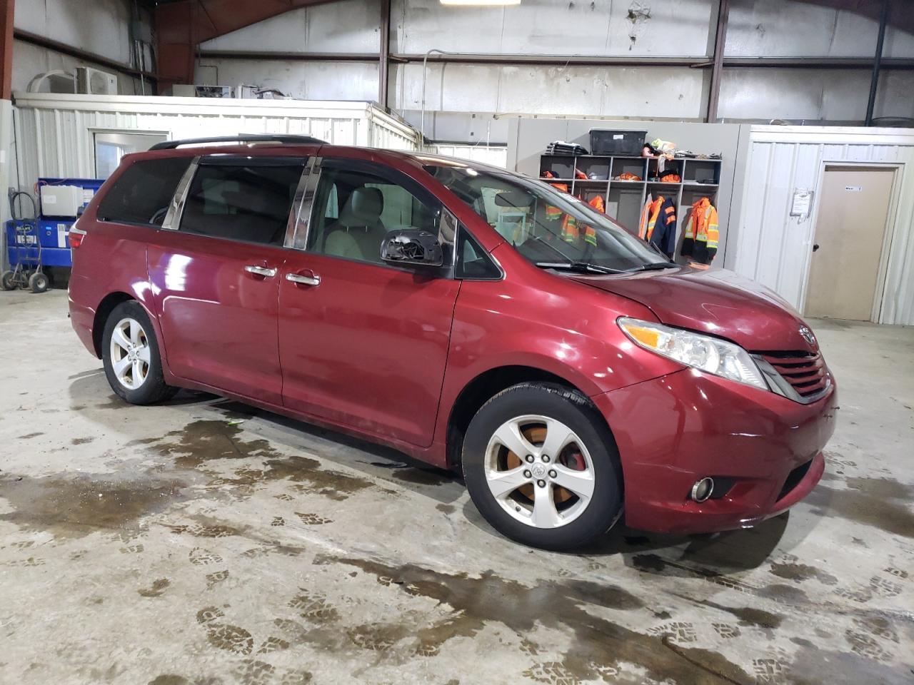 2015 TOYOTA SIENNA LE - Фото 4