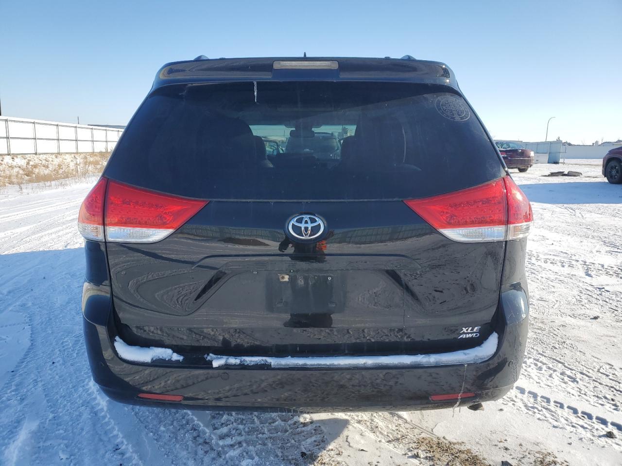 2011 TOYOTA SIENNA XLE - Фото 6