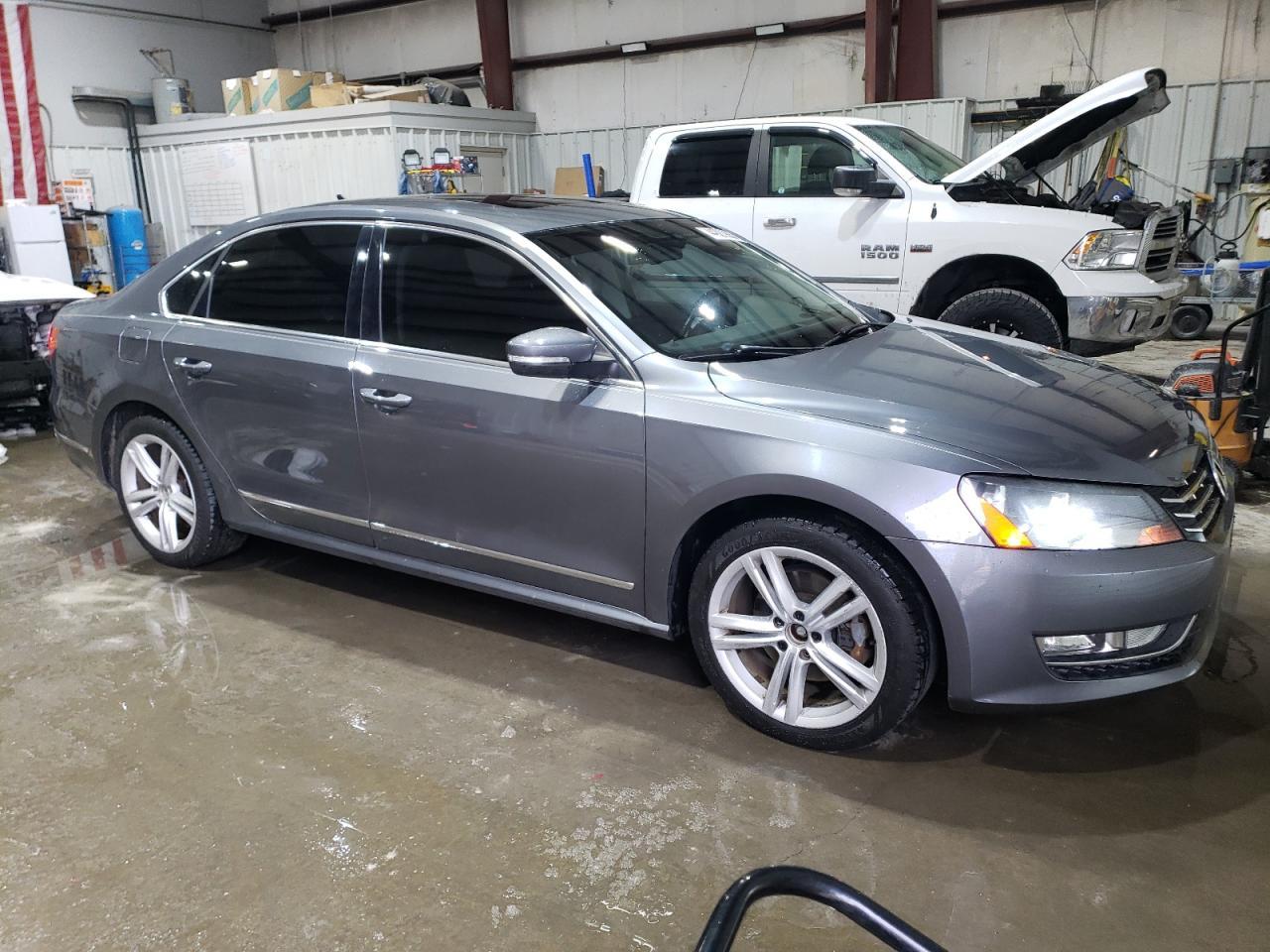2013 VOLKSWAGEN PASSAT SEL - Image 4