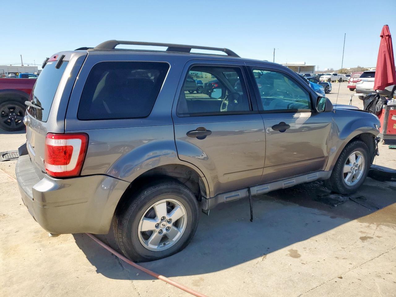 2010 FORD ESCAPE XLT - Image 3