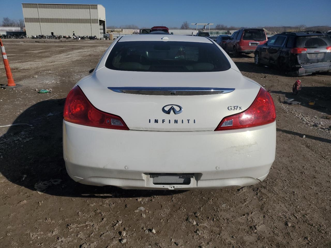 2011 INFINITI G37 - Image 6