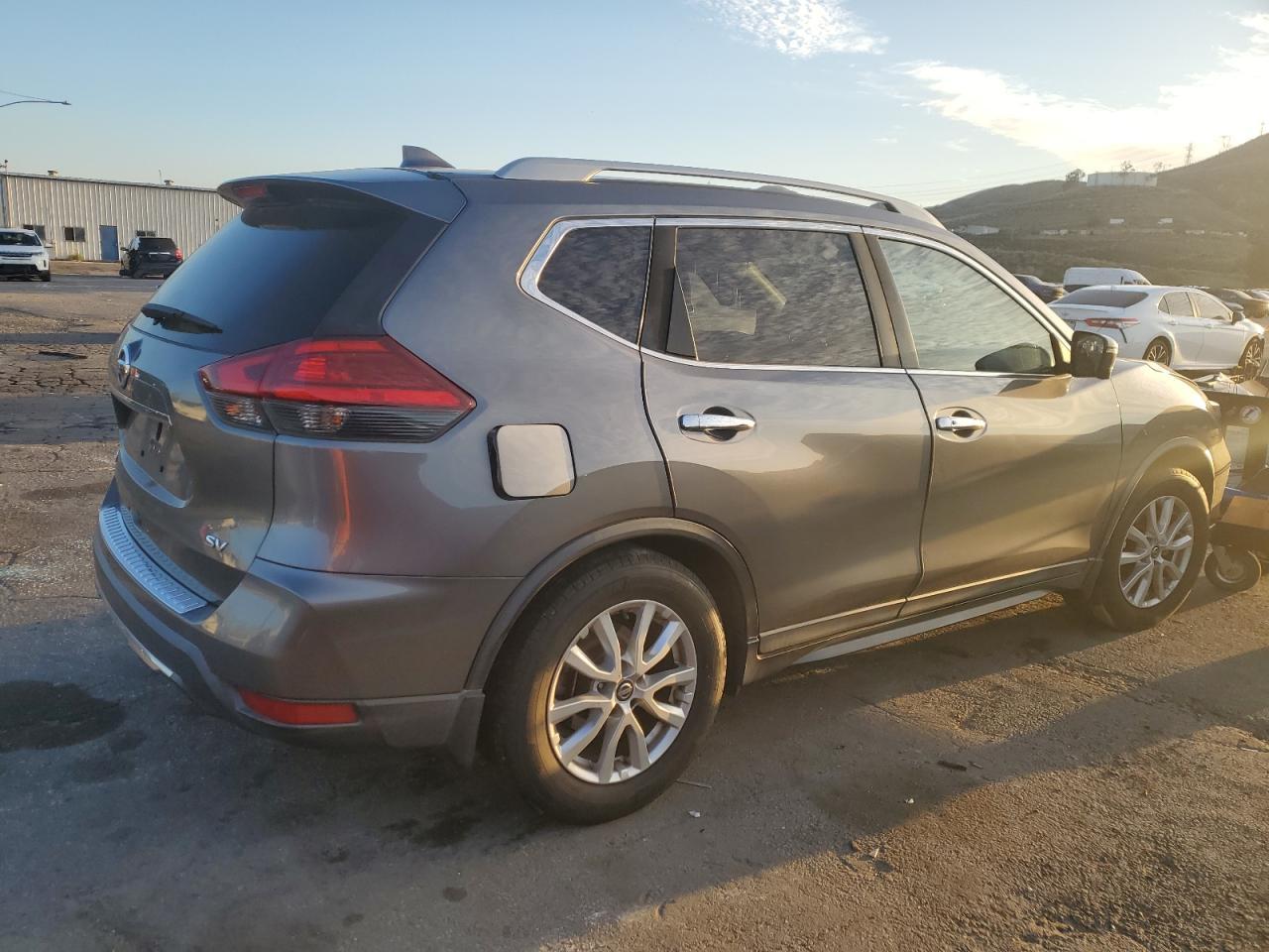 2017 NISSAN ROGUE SV - Image 3