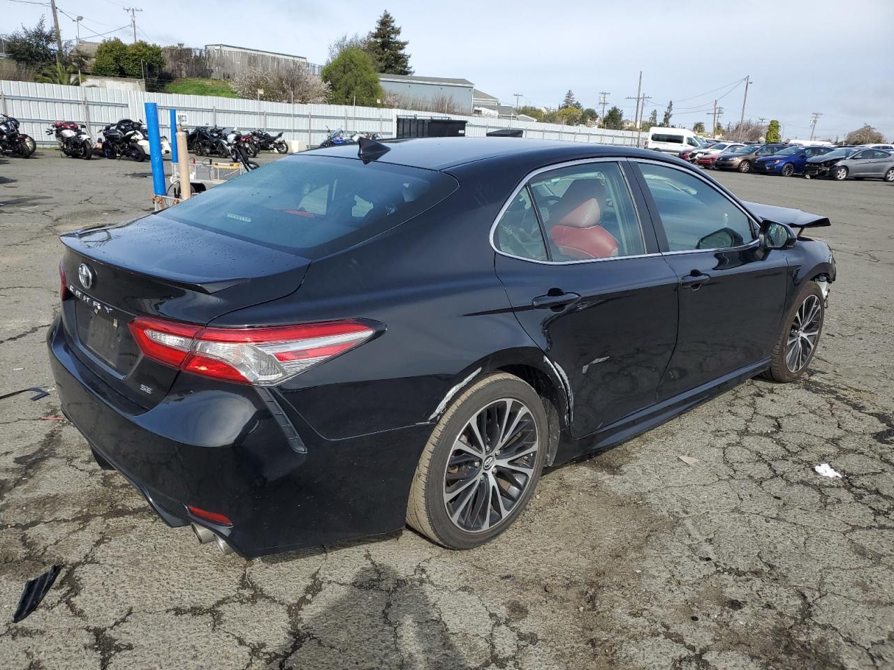 2019 TOYOTA CAMRY L - Фото 3