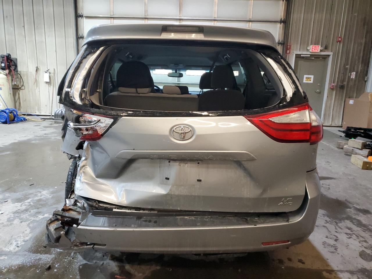 2015 TOYOTA SIENNA LE - Фото 6