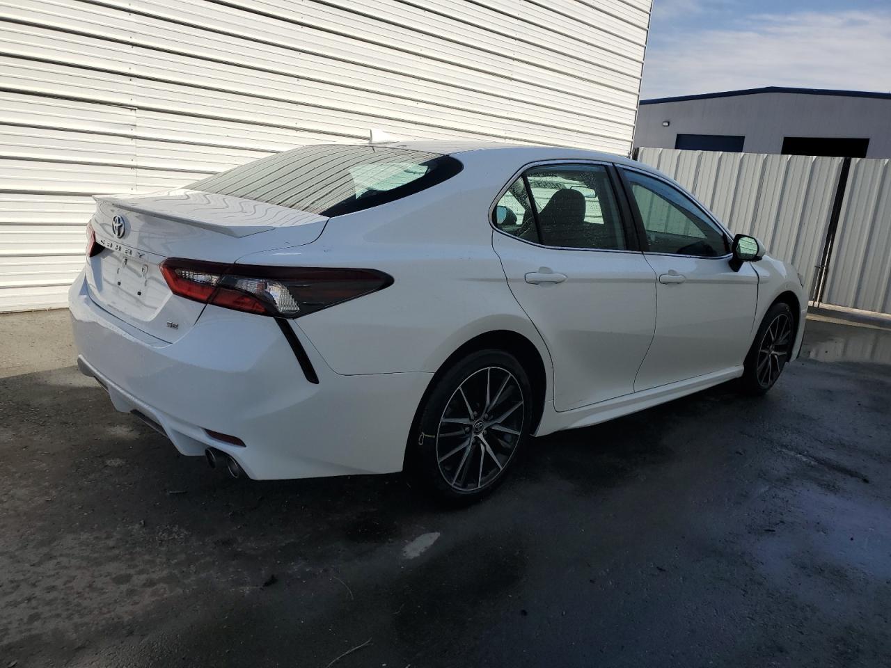 2021 TOYOTA CAMRY SE - Image 3