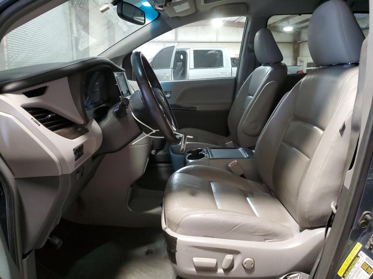 2015 TOYOTA SIENNA XLE - Фото 7