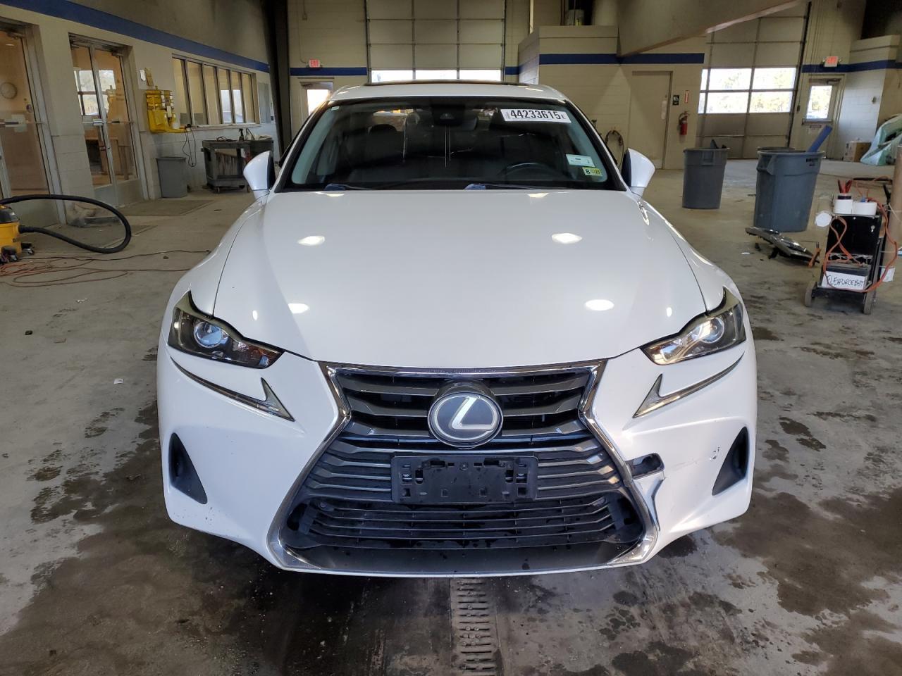 2017 LEXUS IS 200T - Фото 5