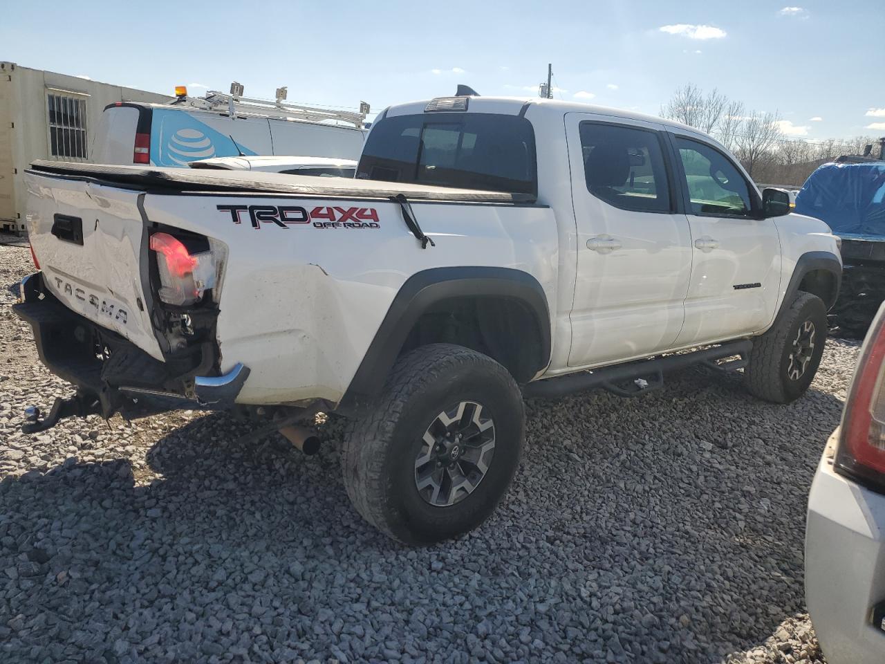 2017 TOYOTA TACOMA DOU - Фото 3