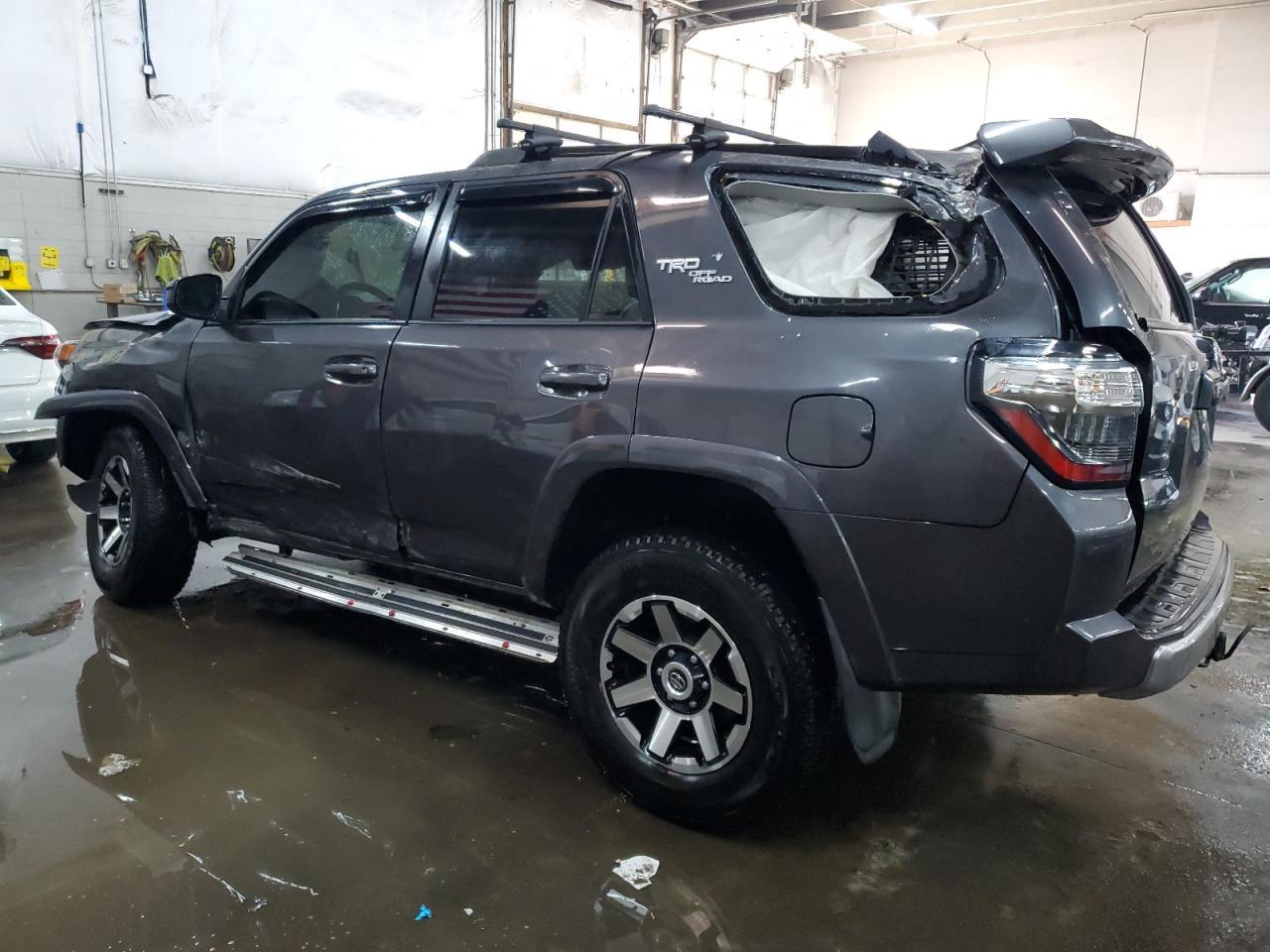 2022 TOYOTA 4RUNNER SR - Фото 2