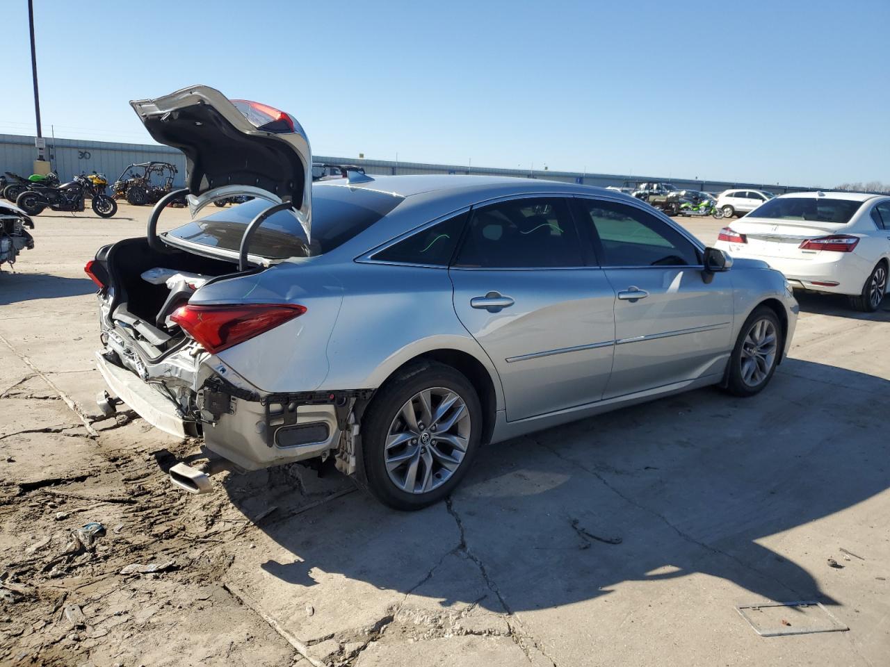 2022 TOYOTA AVALON XLE - Image 3