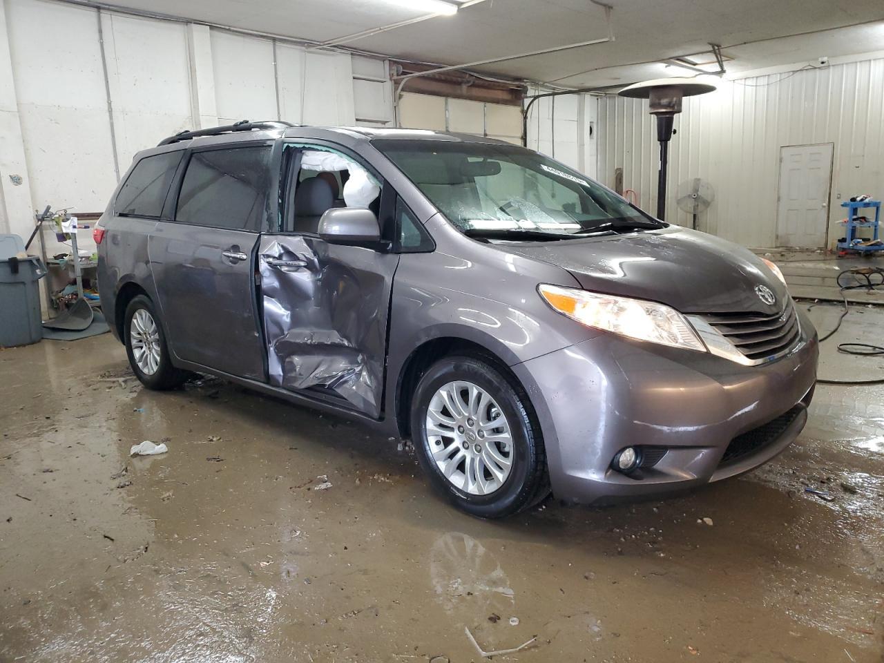 2015 TOYOTA SIENNA XLE - Фото 4