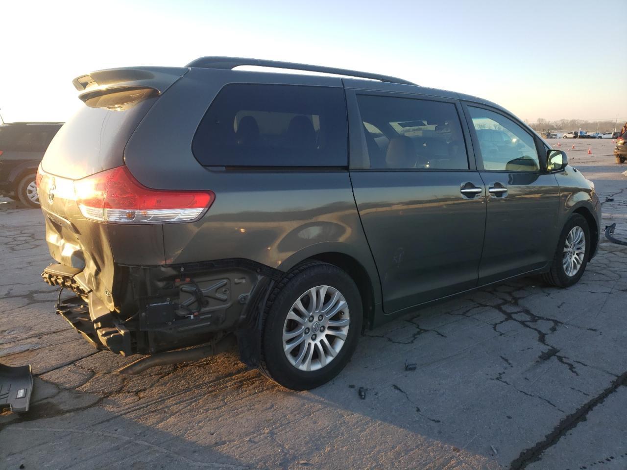 2013 TOYOTA SIENNA XLE - Фото 3