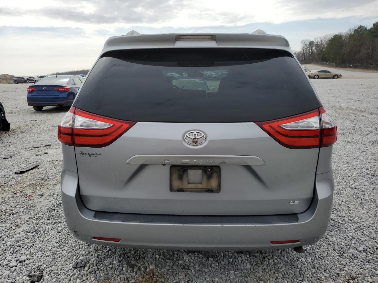 2015 TOYOTA SIENNA LE - Фото 6