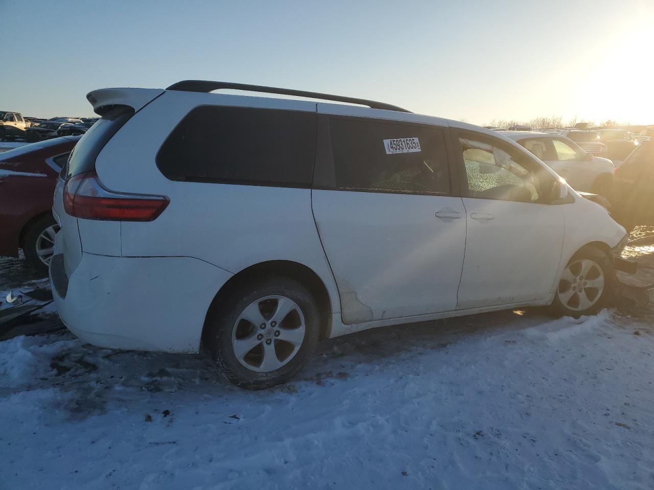 2015 TOYOTA SIENNA LE - Фото 3