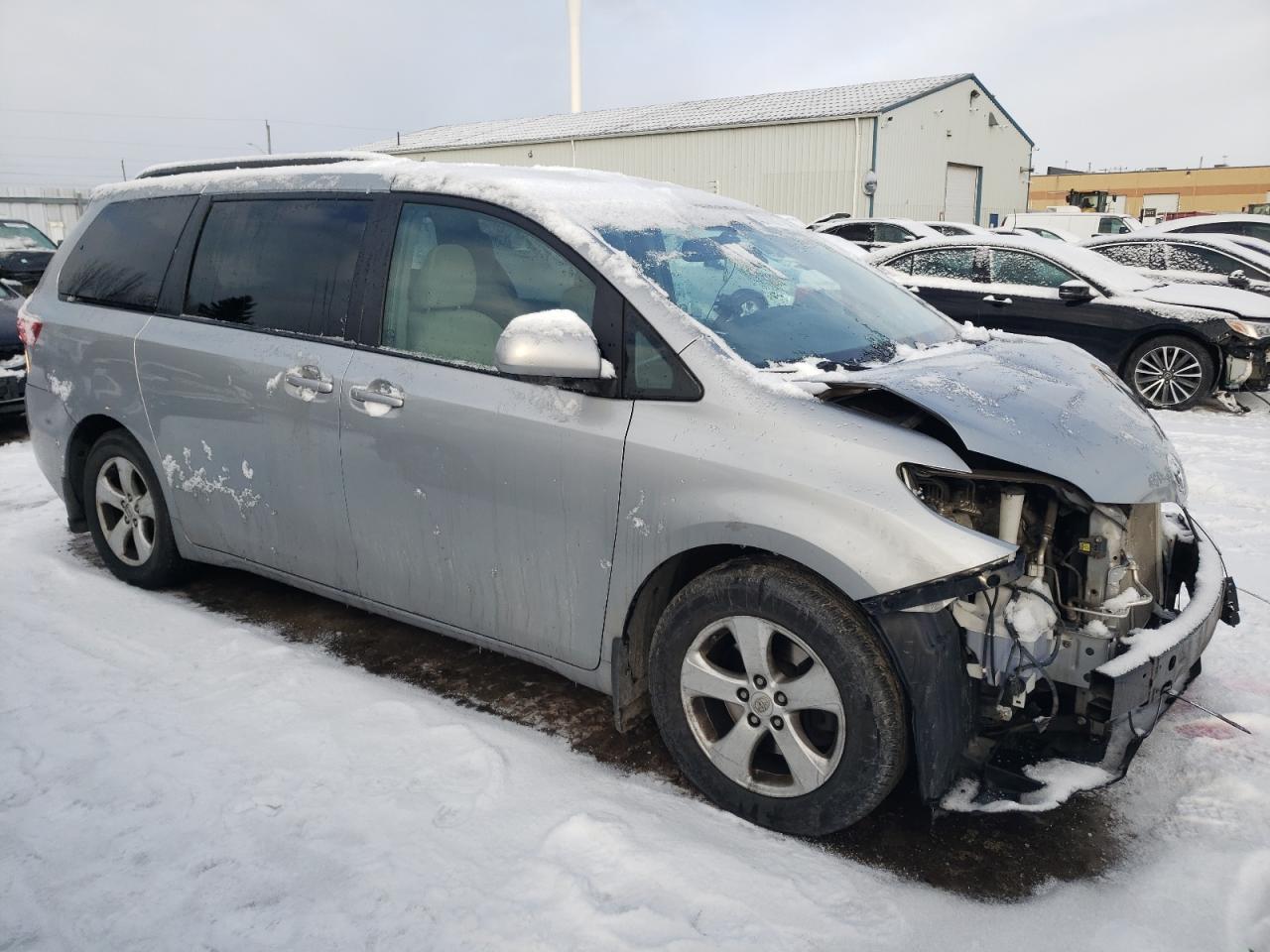 2015 TOYOTA SIENNA LE - Image 4