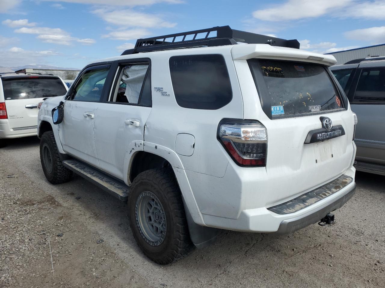 2022 TOYOTA 4RUNNER SR - Фото 2