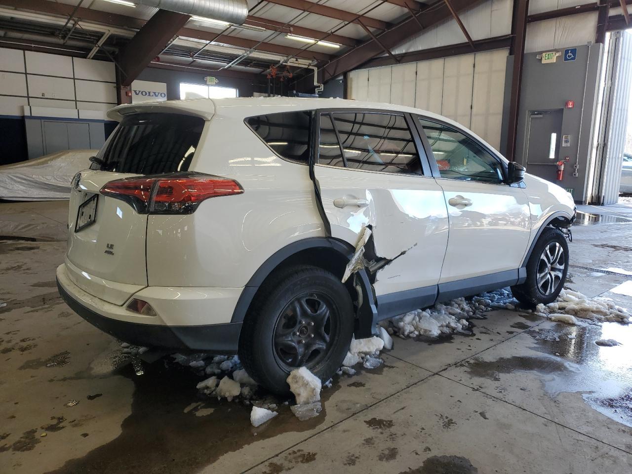 2018 TOYOTA RAV4 LE - Фото 3