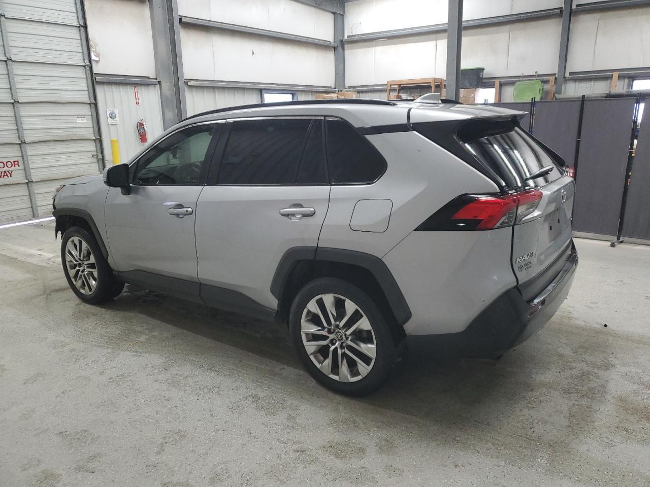 2019 TOYOTA RAV4 XLE P - Фото 2