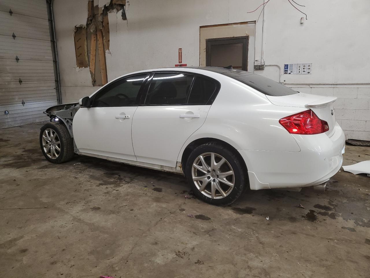 2011 INFINITI G37 - Image 2