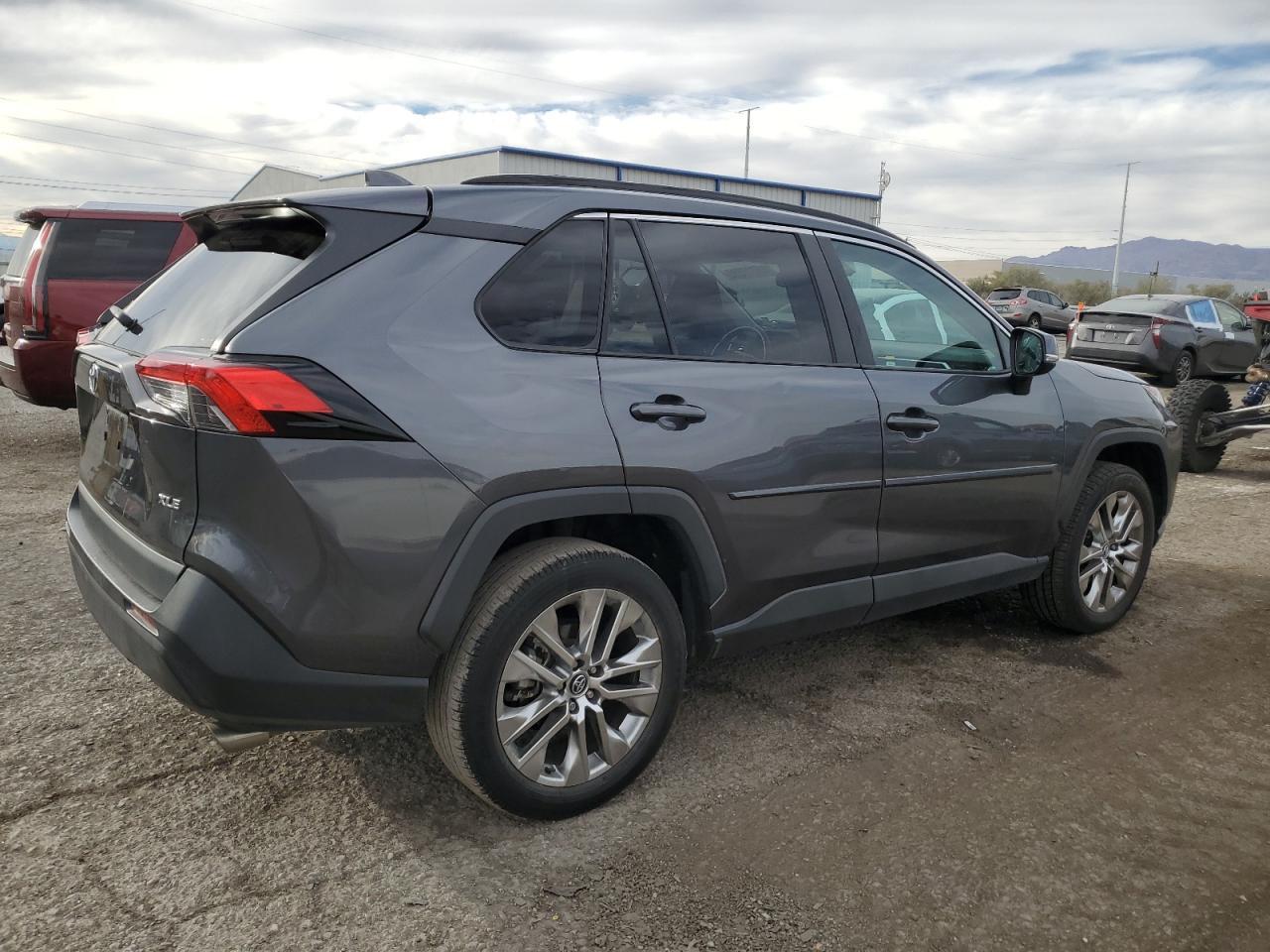 2020 TOYOTA RAV4 XLE P - Фото 3
