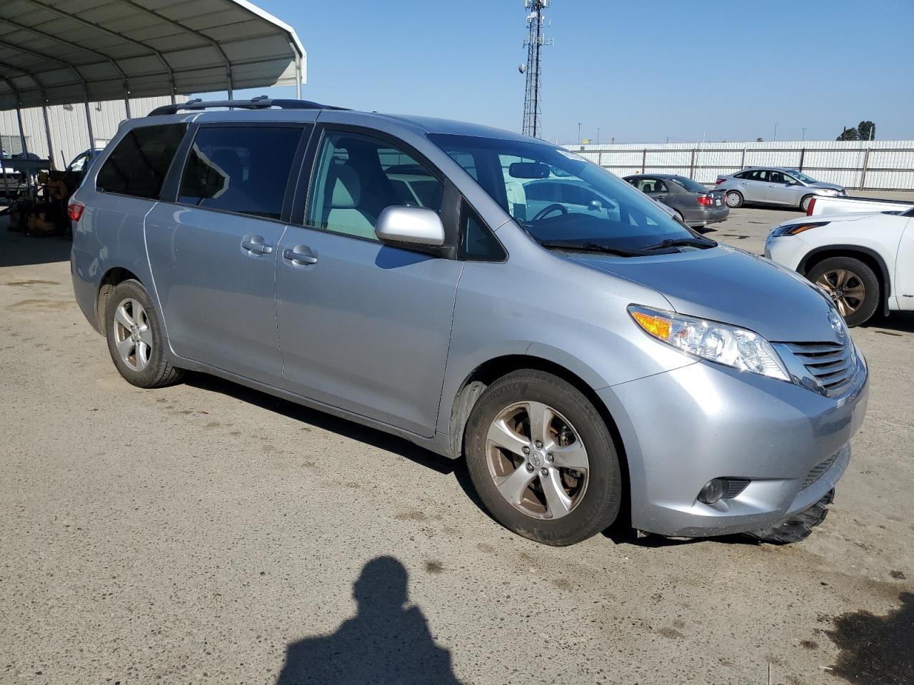 2015 TOYOTA SIENNA LE - Image 4