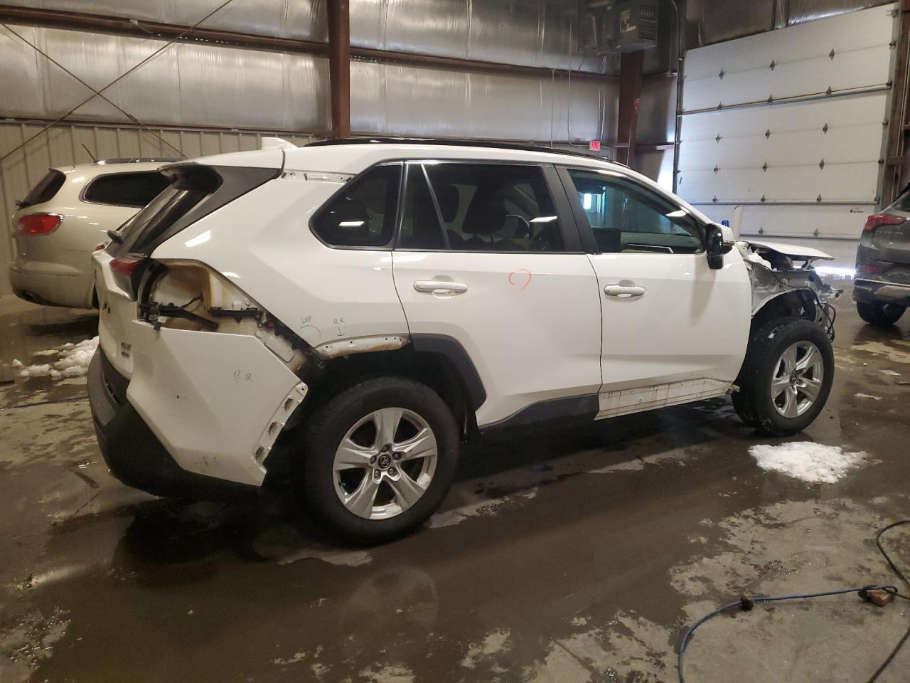 2020 TOYOTA RAV4 XLE - Фото 3