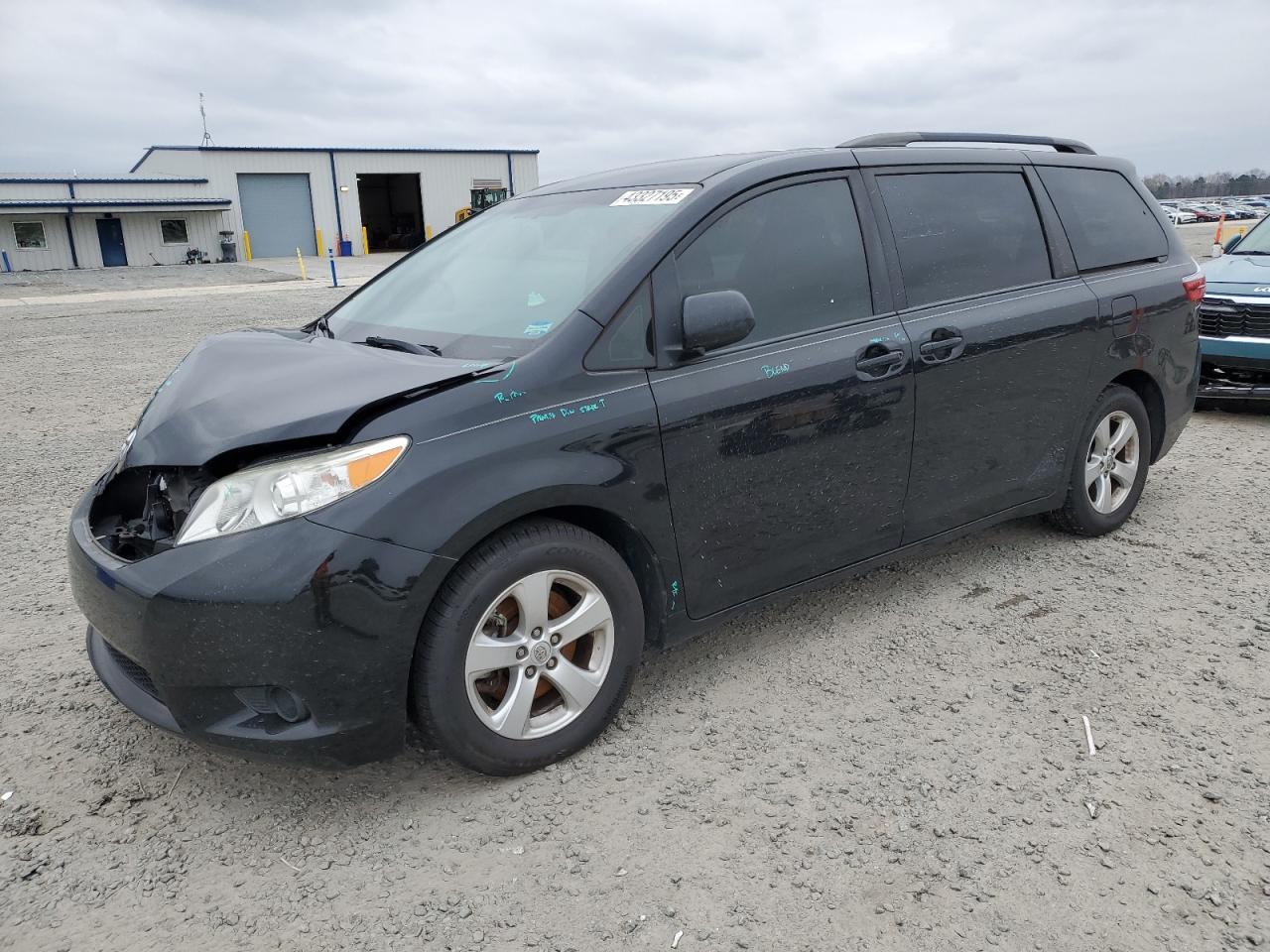 2015 TOYOTA SIENNA LE