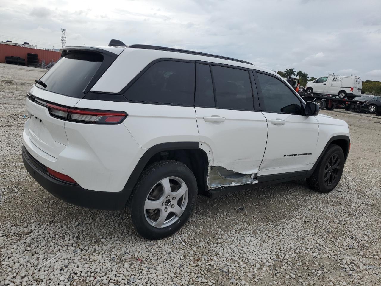 2024 JEEP GRAND CHER - Image 3